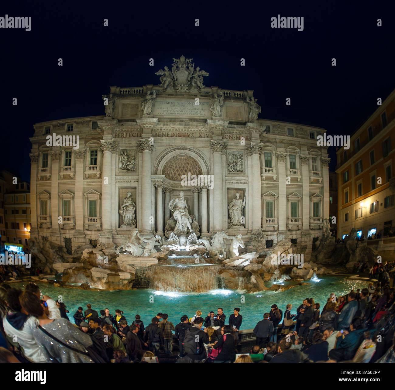Trevi-Brunnen vor der Verjüngung, ein barockes Meisterwerk der Architektur von Nicola Salvi und Giuseppe Pannini, Rom, Italien. Stockfoto