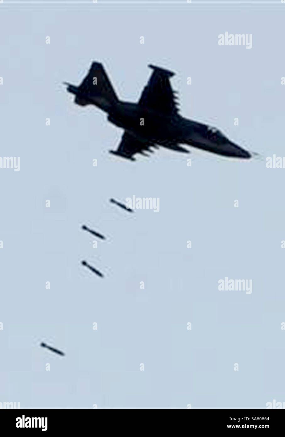 10. August 2008 - Ein russisches Angriffsflugzeug der SU-25 Frogfoot wirft Bomben ab, während eines Angriffs auf Gori nordwestlich der georgischen Hauptstadt Tiflis am Sonntag, den 10. August 2008. (Lee Allen/Biloxi Sun-Herald/MCT) (Kreditbild: © Courtesy Lee Allen/MCT/ZUMAPRESS.com) Stockfoto