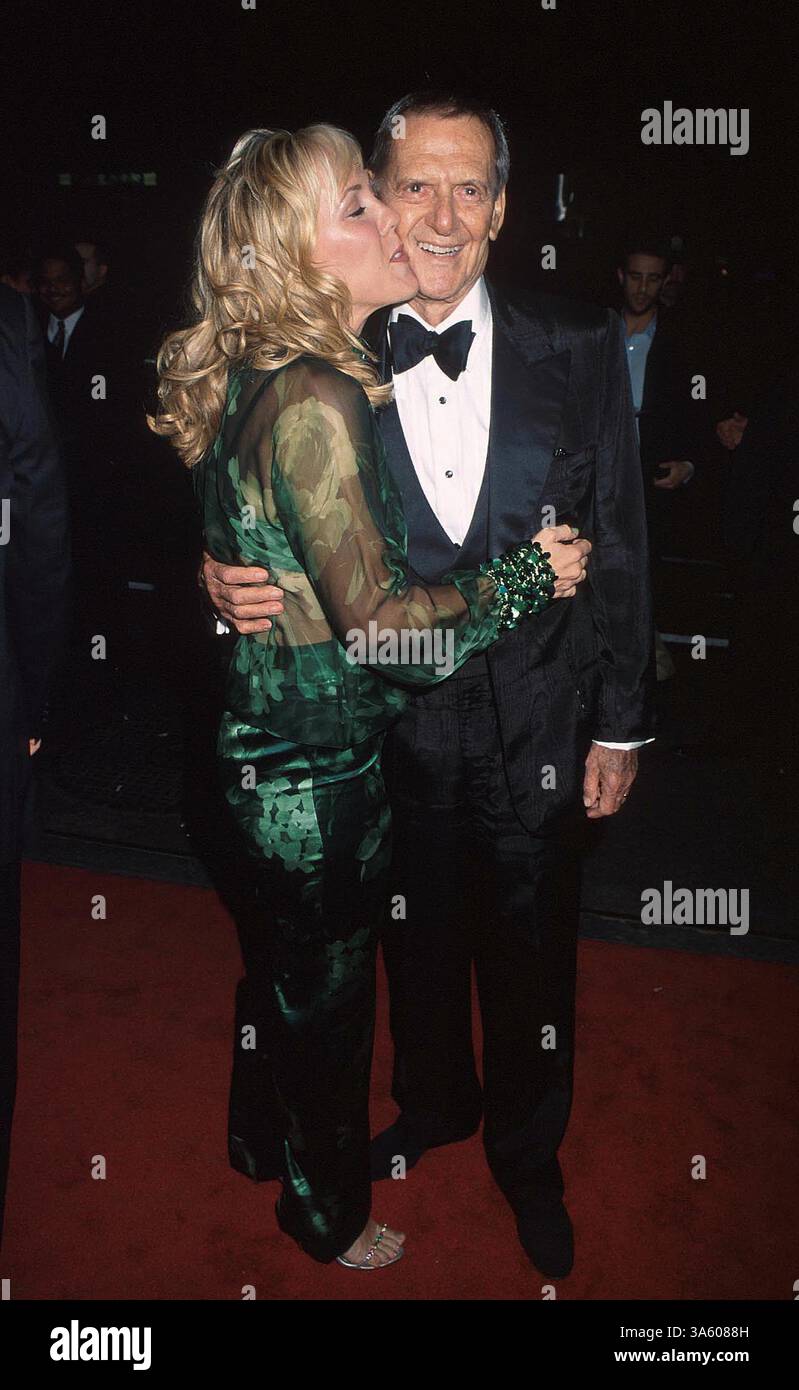 1. JANUAR 2011 - K23152HMC. TONY RANDALL UND SEINE FRAU HEATHER. MAMMA MIA'S BROADWAY-AUFTAKTABEND. WINTERGARDEN THEATRE.18.10.2001. HENRY MCGEE/ 2001(Bild: © Globe Photos/ZUMAPRESS.com) Stockfoto