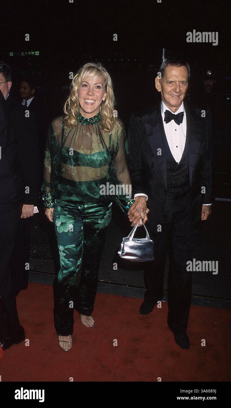 1. JANUAR 2011 - K23152HMC. TONY RANDALL UND SEINE FRAU HEATHER. MAMMA MIA'S BROADWAY-AUFTAKTABEND. WINTERGARDEN THEATRE.18.10.2001. HENRY MCGEE/ 2001(Bild: © Globe Photos/ZUMAPRESS.com) Stockfoto