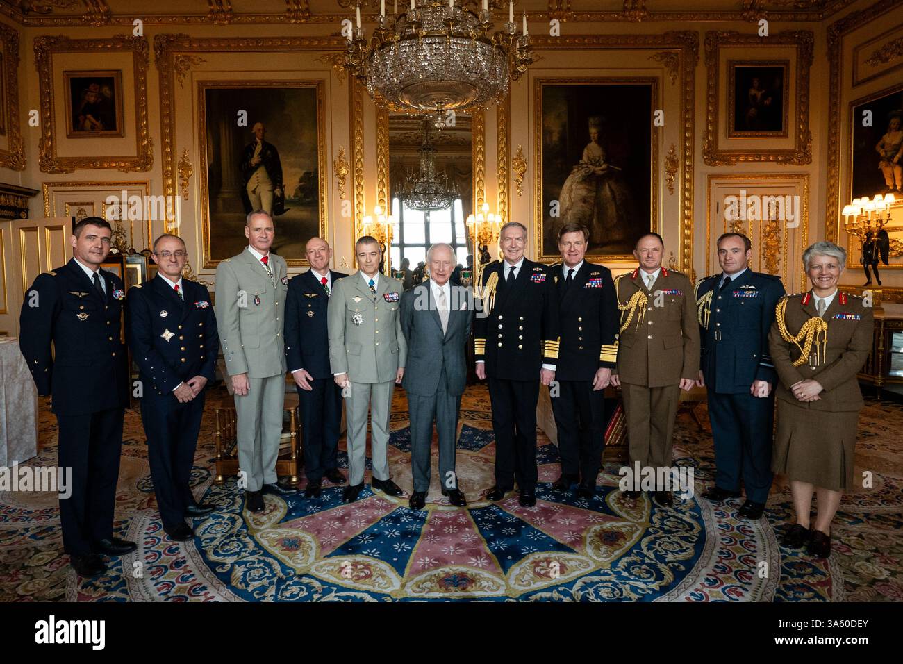 (Von links nach rechts) General Stephane Abrial, General Jerome Bellanger Stabschef der französischen Luft- und Raumfahrtstreitkräfte, General Pierre Schill, Chef der französischen Armee Admiral Nicholas Vaujour, Chef der französischen Marine, General Thierry Burkhard, französischer Verteidigungschef, König Charles III., Admiral Sir Tony Radakin, Admiral Sir Ben Key, General Sir Roly Walker, Luftmarschall Allan Marshall, General Dame Sharon Nesmith während einer Audienz mit den Joint Chiefs of Staff of the United Kingdom and France in Windsor Castle, Berkshire. Bilddatum: Montag, 24. März 2025. Stockfoto