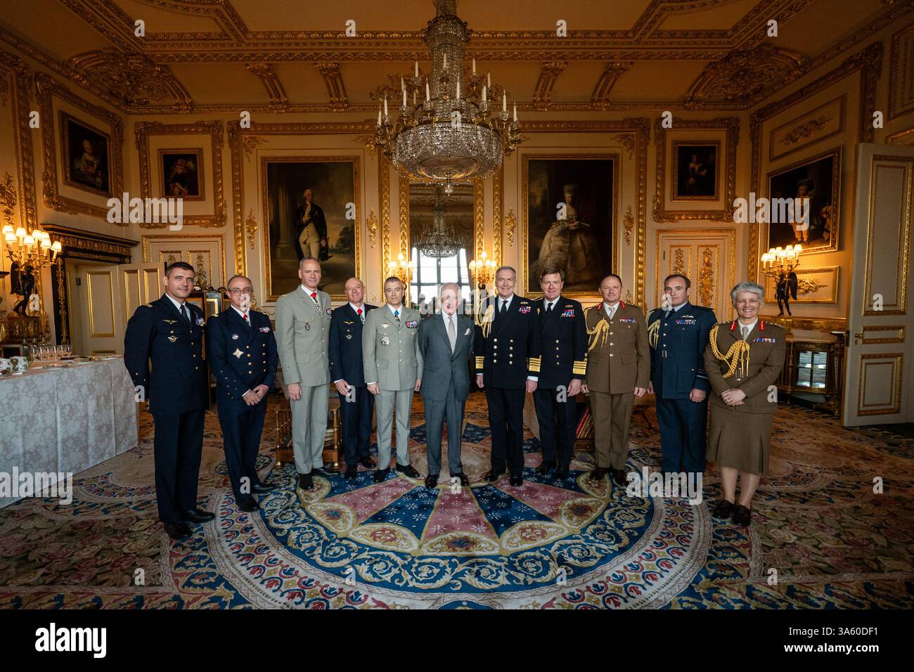 (Von links nach rechts) General Stephane Abrial, General Jerome Bellanger Stabschef der französischen Luft- und Raumfahrtstreitkräfte, General Pierre Schill, Chef der französischen Armee Admiral Nicholas Vaujour, Chef der französischen Marine, General Thierry Burkhard, französischer Verteidigungschef, König Charles III., Admiral Sir Tony Radakin, Admiral Sir Ben Key, General Sir Roly Walker, Luftmarschall Allan Marshall, General Dame Sharon Nesmith während einer Audienz mit den Joint Chiefs of Staff of the United Kingdom and France in Windsor Castle, Berkshire. Bilddatum: Montag, 24. März 2025. Stockfoto