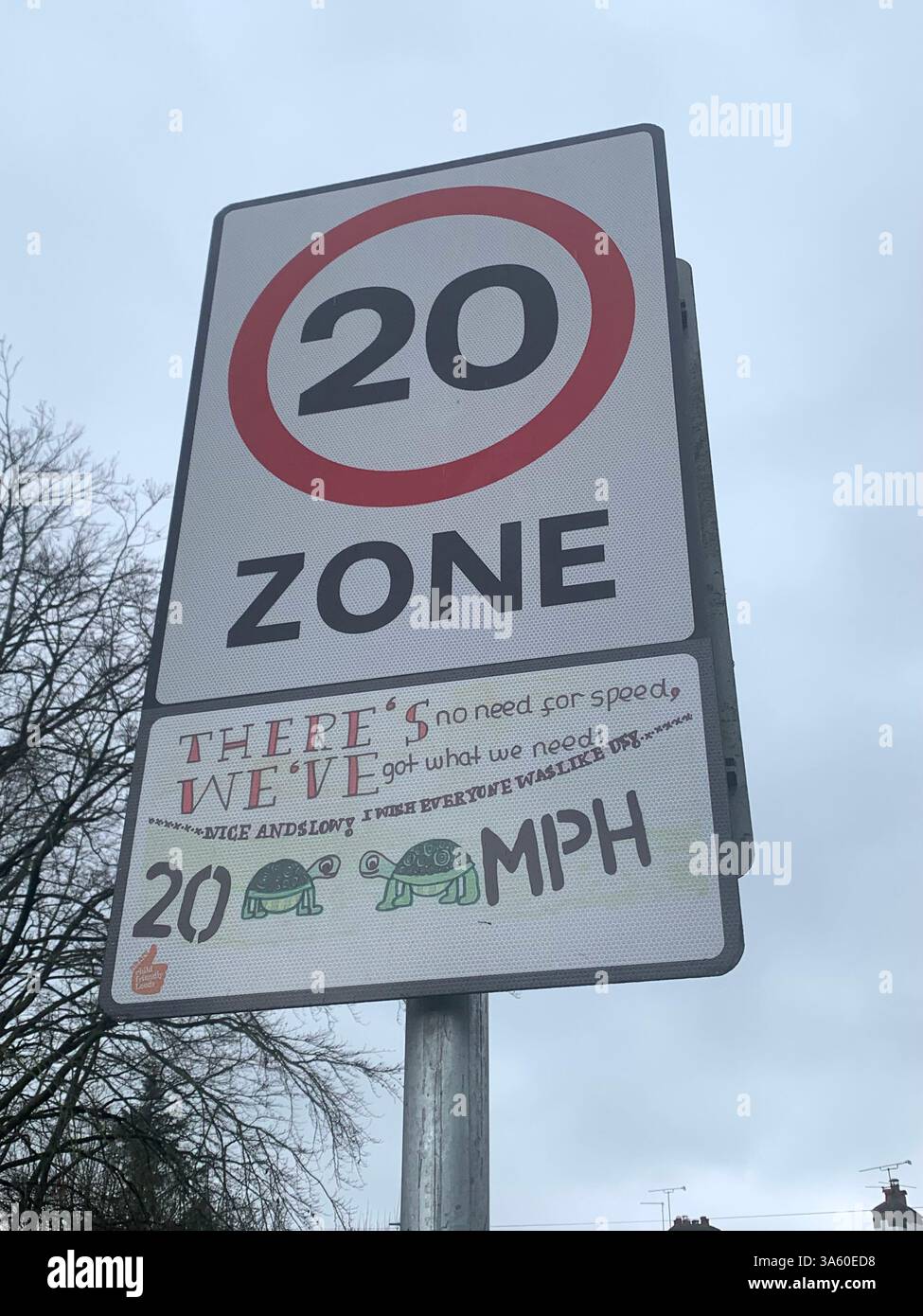 Guiseley 20 Meilen pro Stunde langsame Geschwindigkeit Fahrer Wegweiser hoch hoch nicht Geschwindigkeit verlangsamt Wohngebiet in der Nähe der Schule bitte vorsichtig sein - Smartphone-aufgenommenes Stockfoto