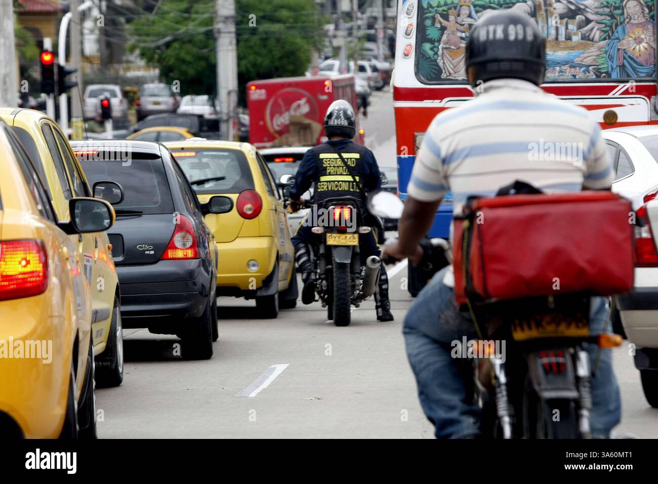 5. Oktober 2012 - Barranquilla, ATLANTICO, Kolumbien - BARRANQUILLA, 5. OKTOBER 2012 Las motocicletas Son vehicle ulos que no solo Son medio de transporte , sino que tambien Son utilizadoas para las empresas de mensajerÃÂ­a, reparto , vigilacia entre otras. FOTO: OSCAR BERROCAL/CEET FotÃÂ³grafo: CEET CrÃÂ: OSCAR BERROCAL (Foto: © El Tiempo/GDA/ZUMA Wire) Stockfoto