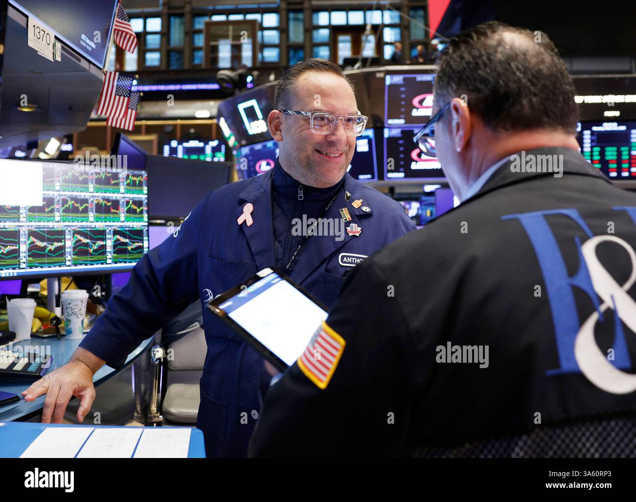 New York, Usa. März 2025. Händler arbeiten am Montag, 24. März 2025 in New York City auf dem Boden der New Yorker Börse an der Wall Street. Die Aktien waren höher nach der Glocke nach Berichten, wonach Präsident Donald Trump einige seiner weitreichenden Tarifpläne zurückhalten könnte. Foto: John Angelillo/UPI Credit: UPI/Alamy Live News Stockfoto