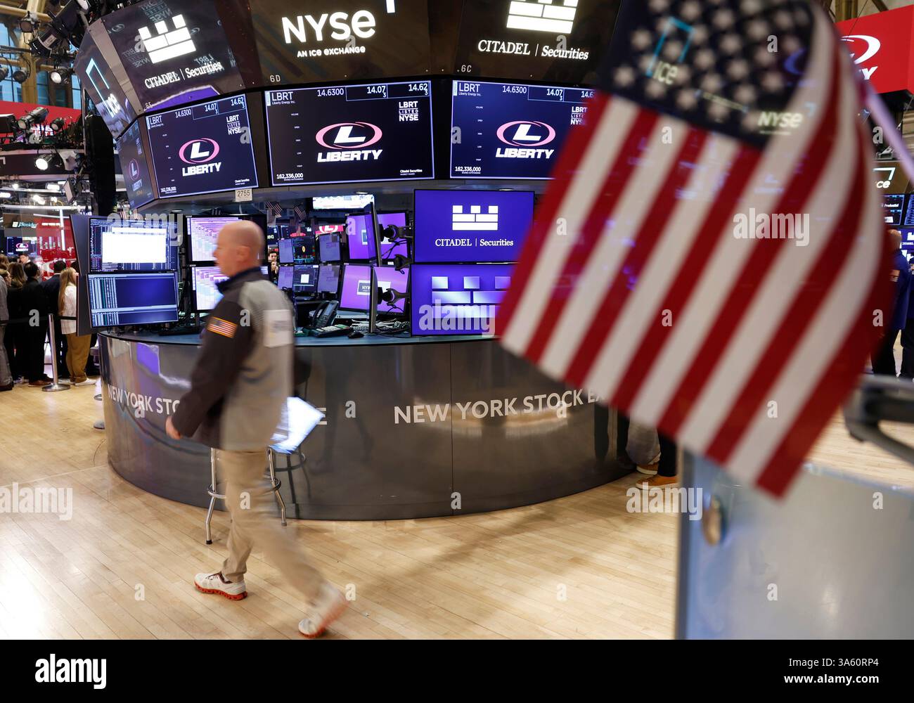 New York, Usa. März 2025. Händler arbeiten am Montag, 24. März 2025 in New York City auf dem Boden der New Yorker Börse an der Wall Street. Die Aktien waren höher nach der Glocke nach Berichten, wonach Präsident Donald Trump einige seiner weitreichenden Tarifpläne zurückhalten könnte. Foto: John Angelillo/UPI Credit: UPI/Alamy Live News Stockfoto