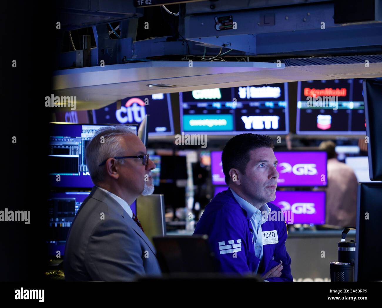 New York, Usa. März 2025. Händler arbeiten am Montag, 24. März 2025 in New York City auf dem Boden der New Yorker Börse an der Wall Street. Die Aktien waren höher nach der Glocke nach Berichten, wonach Präsident Donald Trump einige seiner weitreichenden Tarifpläne zurückhalten könnte. Foto: John Angelillo/UPI Credit: UPI/Alamy Live News Stockfoto