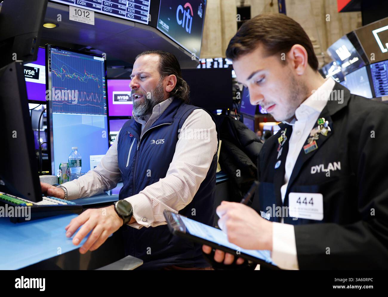 New York, Usa. März 2025. Händler arbeiten am Montag, 24. März 2025 in New York City auf dem Boden der New Yorker Börse an der Wall Street. Die Aktien waren höher nach der Glocke nach Berichten, wonach Präsident Donald Trump einige seiner weitreichenden Tarifpläne zurückhalten könnte. Foto: John Angelillo/UPI Credit: UPI/Alamy Live News Stockfoto