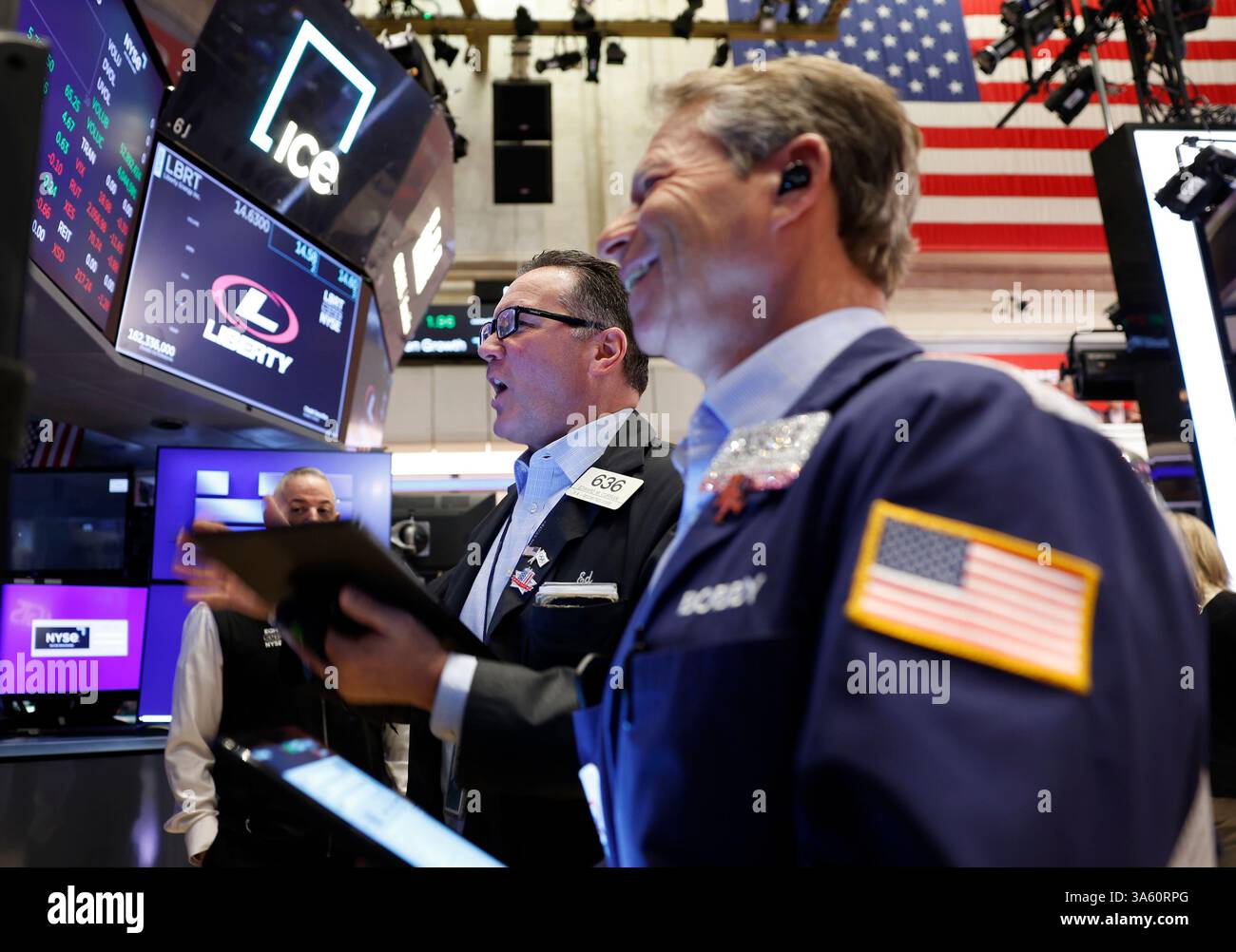 New York, Usa. März 2025. Händler arbeiten am Montag, 24. März 2025 in New York City auf dem Boden der New Yorker Börse an der Wall Street. Die Aktien waren höher nach der Glocke nach Berichten, wonach Präsident Donald Trump einige seiner weitreichenden Tarifpläne zurückhalten könnte. Foto: John Angelillo/UPI Credit: UPI/Alamy Live News Stockfoto