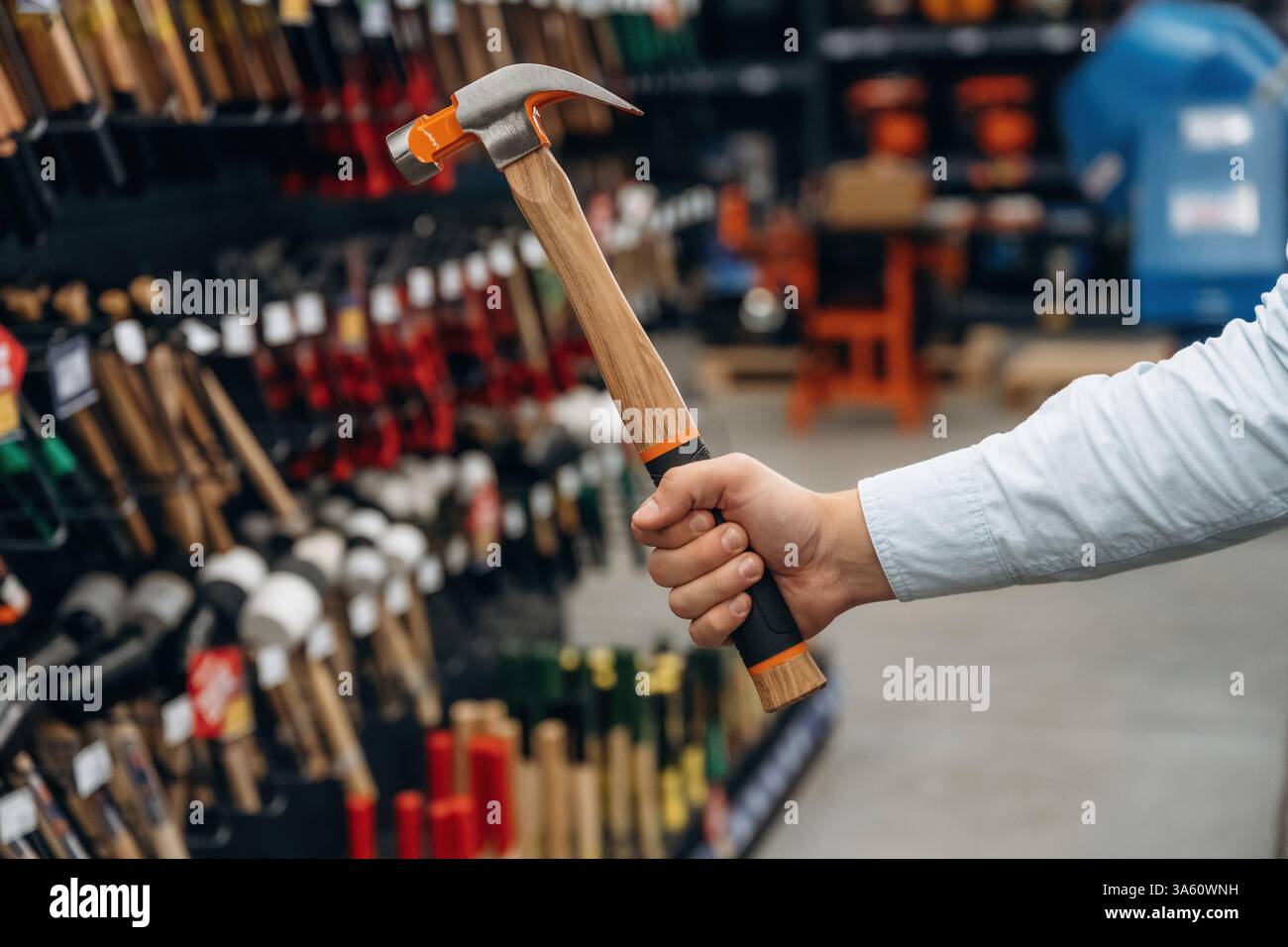 Haltehammer. Detaillierte Nahaufnahme der Hand des Mannes im Baumarkt. Stockfoto