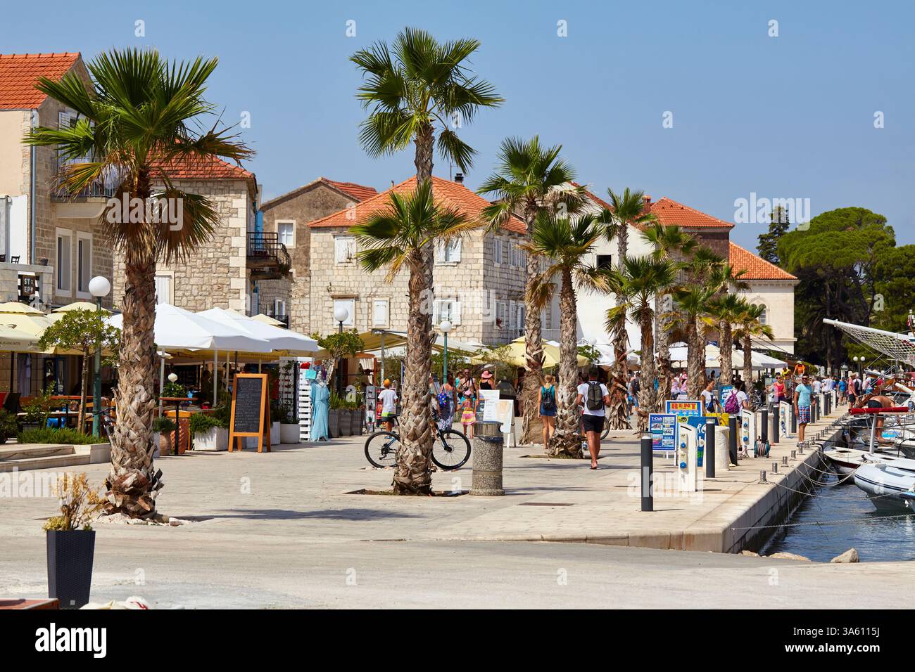 Uferpromenade neben dem Yachthafen in Jelsa Stadt, auf der Insel Hvar, Kroatien. Stockfoto