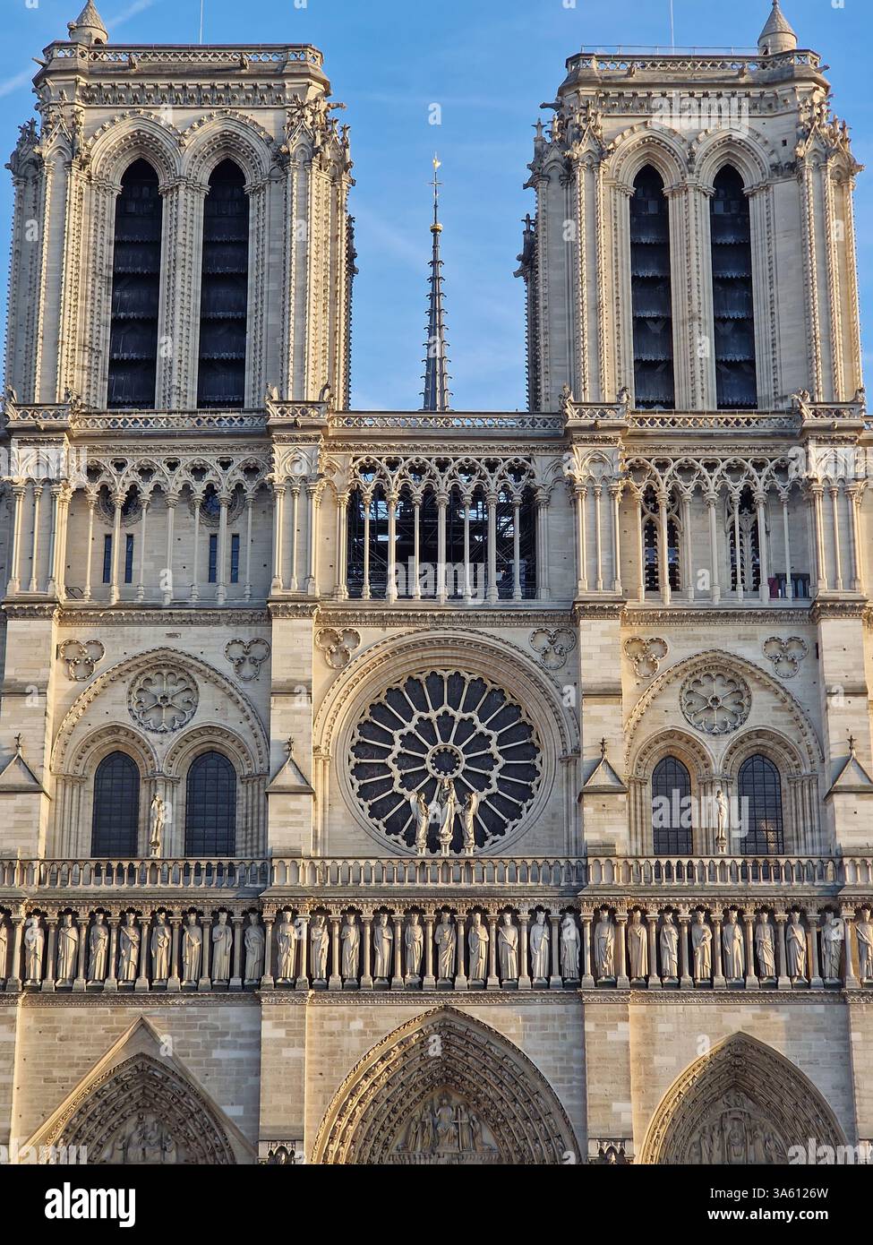 Kathedrale Notre-Dame in Paris mit seinen ikonischen Doppeltürmen, der komplizierten gotischen Architektur und Steinskulpturen. Die zentrale Rose W - Smartphone-aufgenommenes Stockfoto