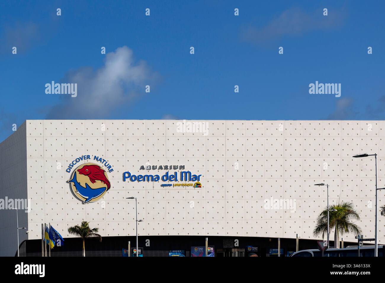 LAS PALMAS, GRAN CANARIA, KANARISCHE INSELN - 12. FEBRUAR 2025: Außenansicht des Aquariums Poema del Mar mit Schild Stockfoto