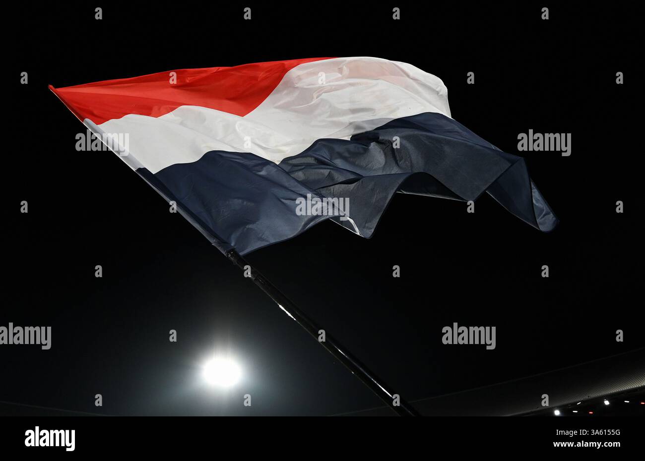 Fußball, internationales Spiel, Nationenliga, Viertelfinalspiel, de Kuip Stadium Rotterdam: Niederlande - Spanien: niederländische Flagge Stockfoto