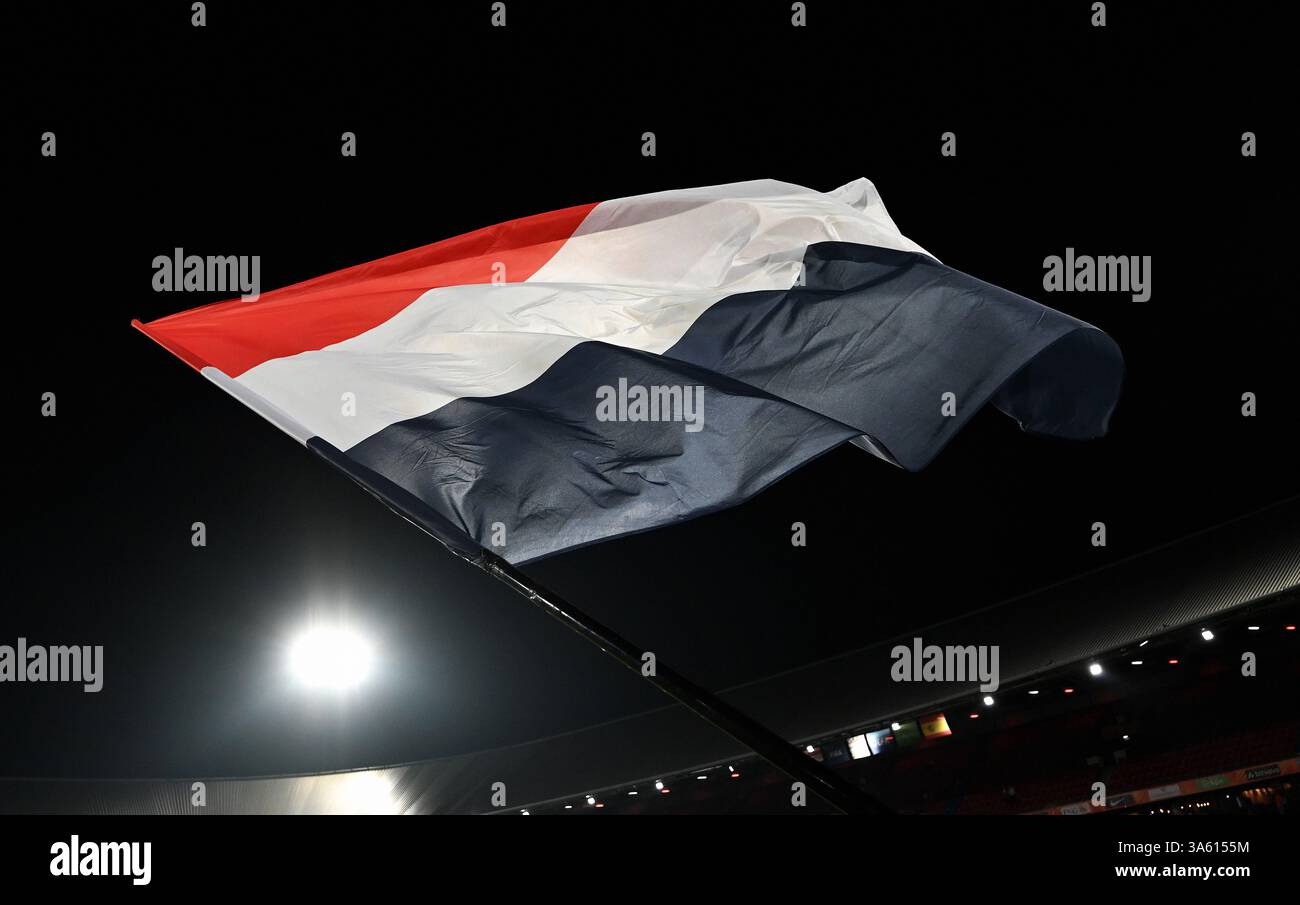 Fußball, internationales Spiel, Nationenliga, Viertelfinalspiel, de Kuip Stadium Rotterdam: Niederlande - Spanien: niederländische Flagge Stockfoto