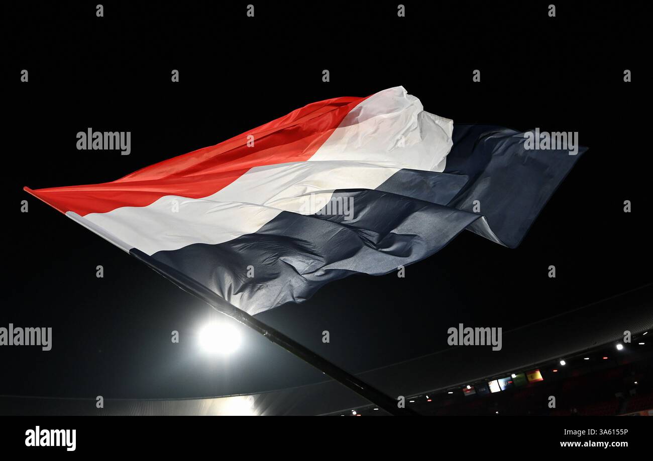 Fußball, internationales Spiel, Nationenliga, Viertelfinalspiel, de Kuip Stadium Rotterdam: Niederlande - Spanien: niederländische Flagge Stockfoto