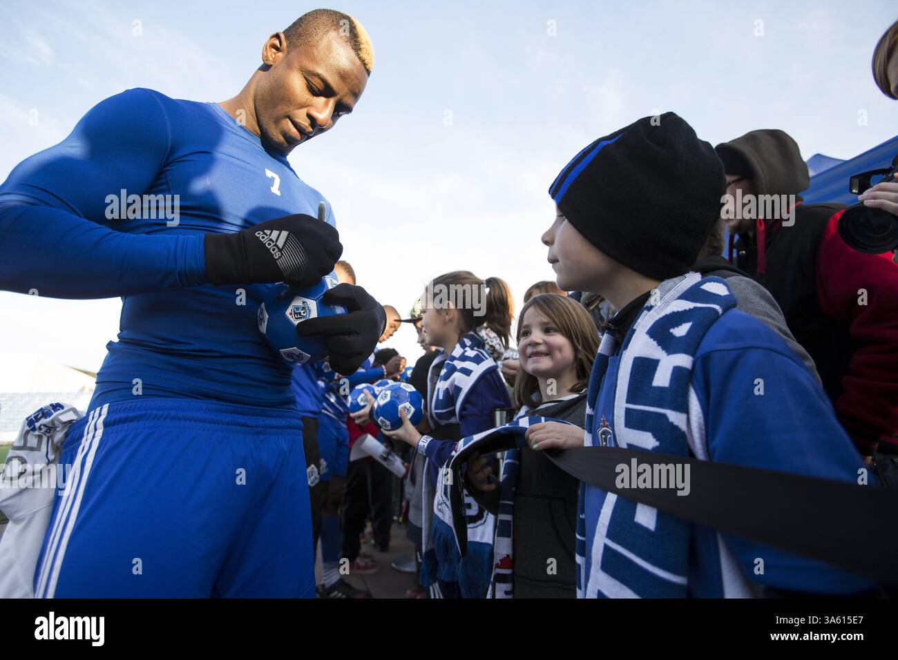 2. November 2014 - Edmonton, ab, Kanada - Edmonton Mittelfeldspieler Horace James (7) unterzeichnet Autogramme nach einem NASL-Fußballspiel zwischen dem FC Edmonton und den Atlanta Silverbacks im Clarke Stadium in Edmonton, Alta. Am Sonntag, den 2. November 2014. Edmonton gewann mit 2:1. Ian Kucerak/Edmonton Sun/QMI Agency (Kreditbild: © Ian Kucerak/QMI Agency/ZUMA Wire) Stockfoto