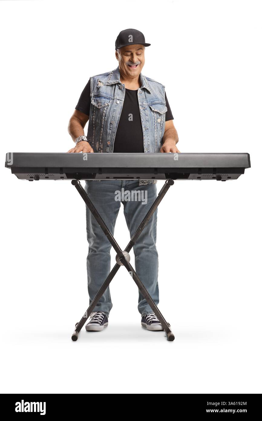 Reifer Mann spielt Keyboards isoliert auf weißem Hintergrund Stockfoto