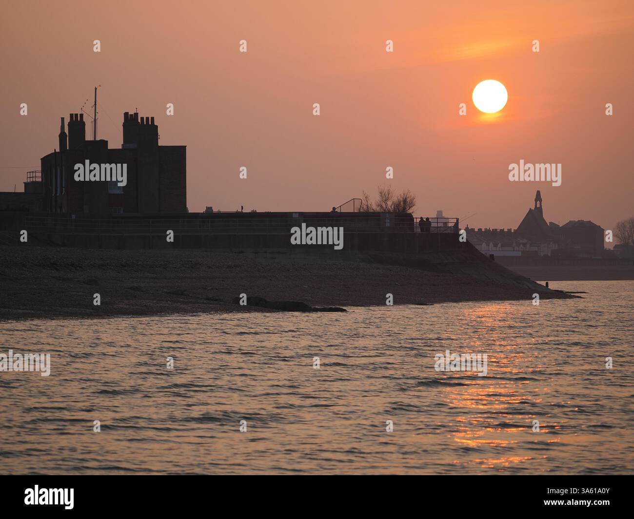 Sheerness, Kent, Großbritannien. März 2025. Wetter in Großbritannien: Sonnenuntergang in Sheerness, Kent. Quelle: James Bell/Alamy Live News Stockfoto