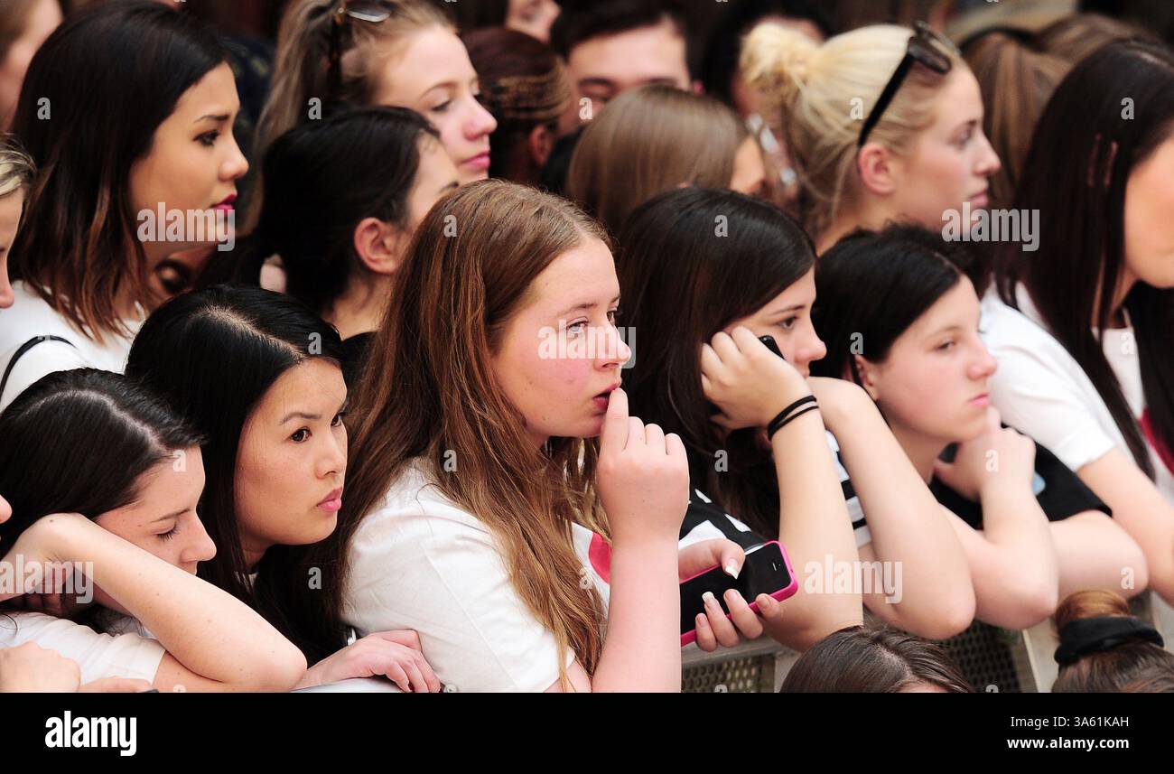 19. November 2014 – Melbourne, Victoria, Australien – Fans warten auf Kim Kardashian bei der Markteinführung ihres neuen Parfums Fleur Fatale im Chadstone Shopping Centre in Melbourne, Australien. (Kreditbild: © Theo Karanikos/ZUMA Wire) Stockfoto