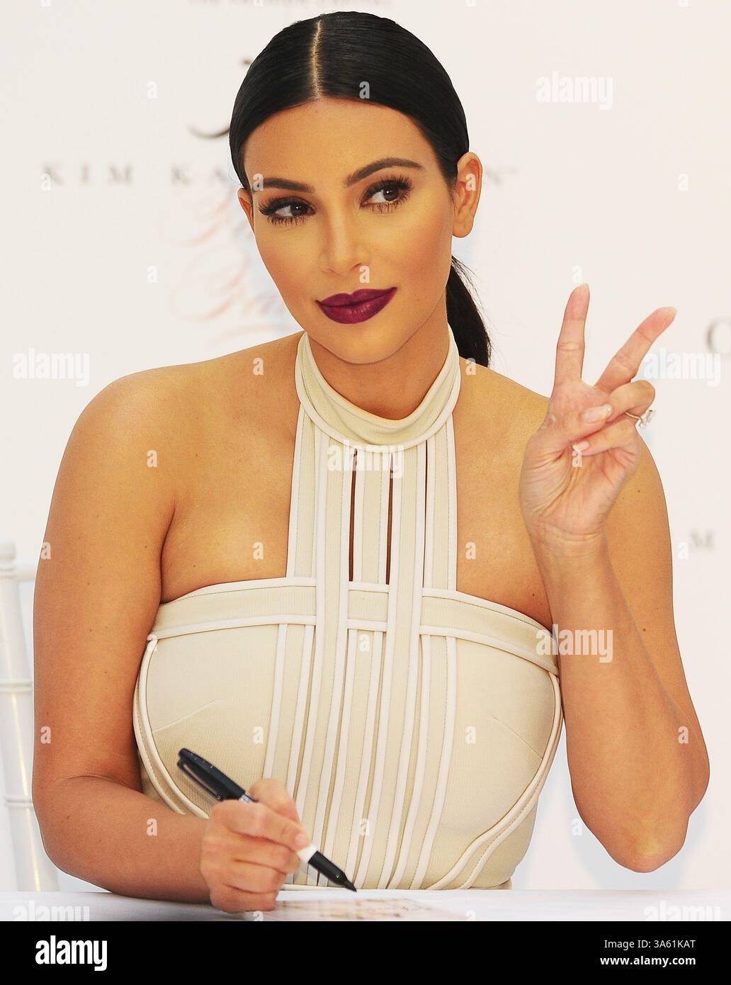 November 2014 – Melbourne, Victoria, Australien – KIM KARDASHIAN bei der Einführung ihres neuen Parfums Fleur Fatale im Chadstone Shopping Centre. (Kreditbild: © Theo Karanikos/ZUMA Wire) Stockfoto