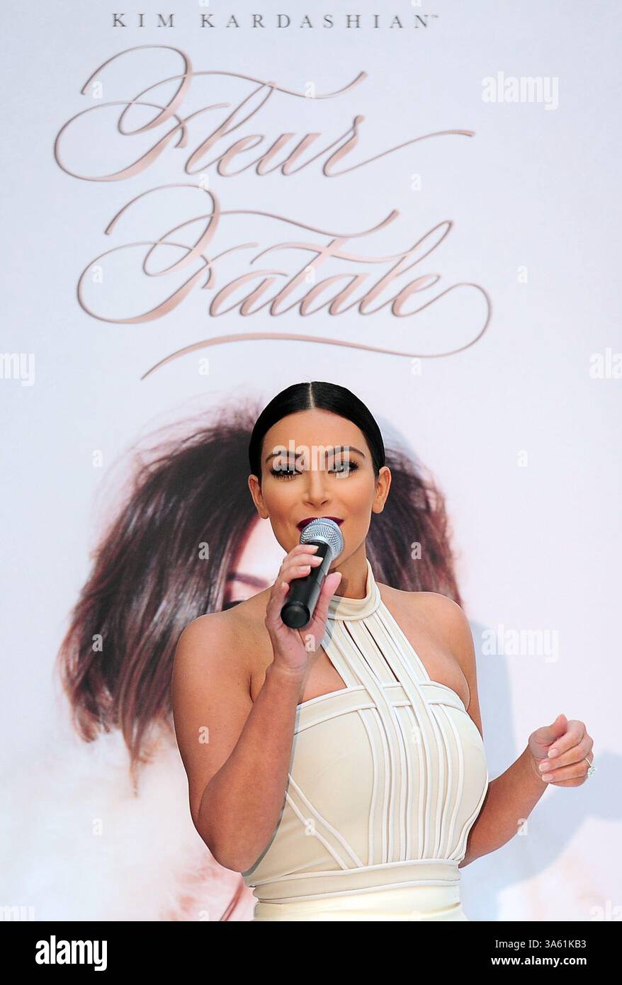 19. November 2014 – Melbourne, Victoria, Australien – Kim Kardashian bei der Markteinführung ihres neuen Parfums Fleur Fatale im Chadstone Shopping Centre in Melbourne, Australien. (Kreditbild: © Theo Karanikos/ZUMA Wire) Stockfoto