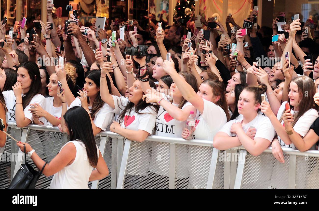 19. November 2014 – Melbourne, Victoria, Australien – Fans versuchen, Fotos von Kim Kardashian bei der Einführung ihres neuen Parfums Fleur Fatale im Chadstone Shopping Centre in Melbourne, Australien zu machen. (Kreditbild: © Theo Karanikos/ZUMA Wire) Stockfoto