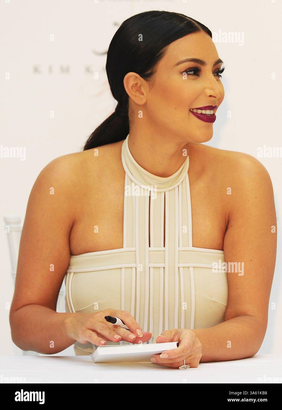 19. November 2014 – Melbourne, Victoria, Australien – Kim Kardashian bei der Markteinführung ihres neuen Parfums Fleur Fatale im Chadstone Shopping Centre in Melbourne, Australien. (Kreditbild: © Theo Karanikos/ZUMA Wire) Stockfoto