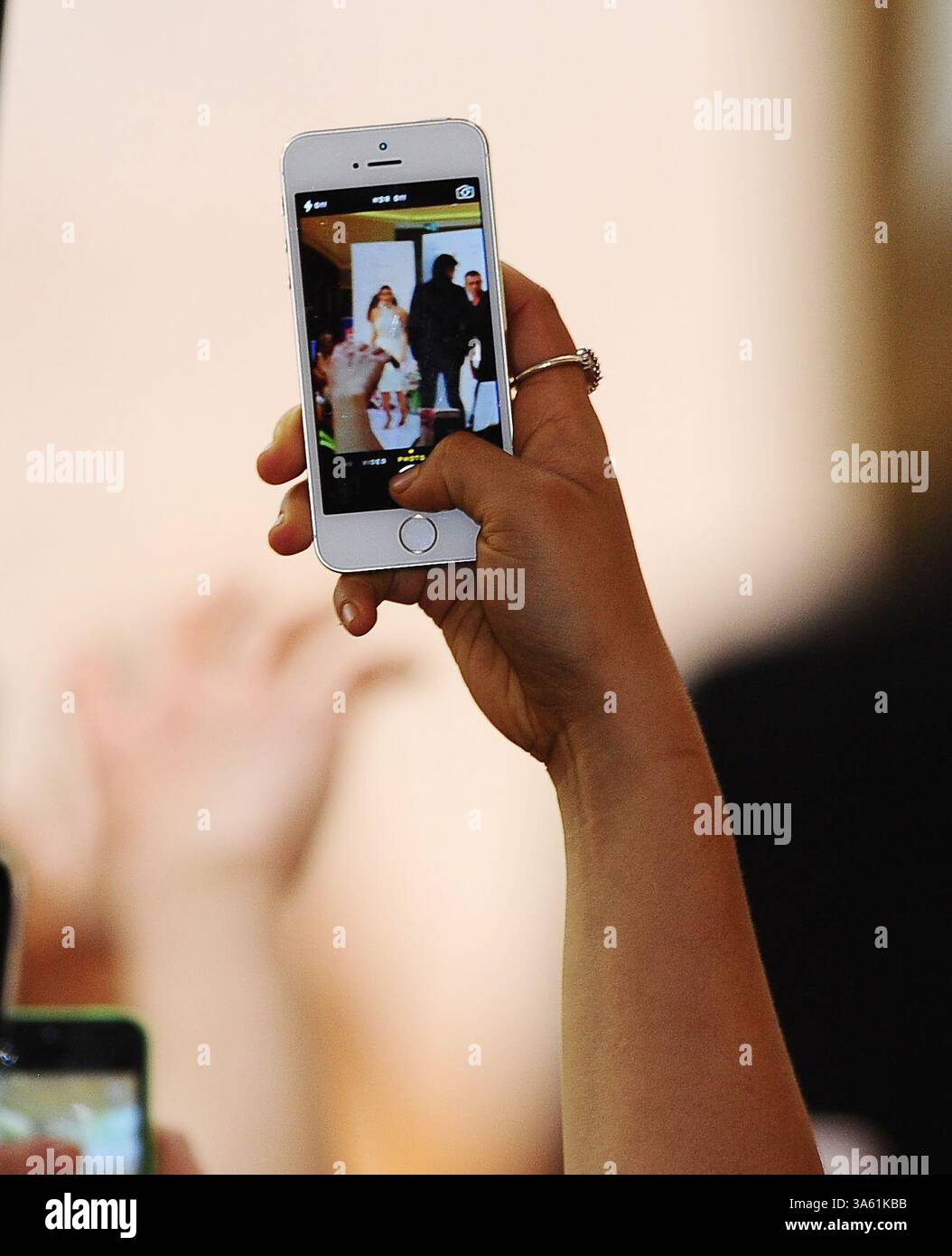 19. November 2014 – Melbourne, Victoria, Australien – Fans versuchen, Fotos von Kim Kardashian bei der Einführung ihres neuen Parfums Fleur Fatale im Chadstone Shopping Centre in Melbourne, Australien zu machen. (Kreditbild: © Theo Karanikos/ZUMA Wire) Stockfoto