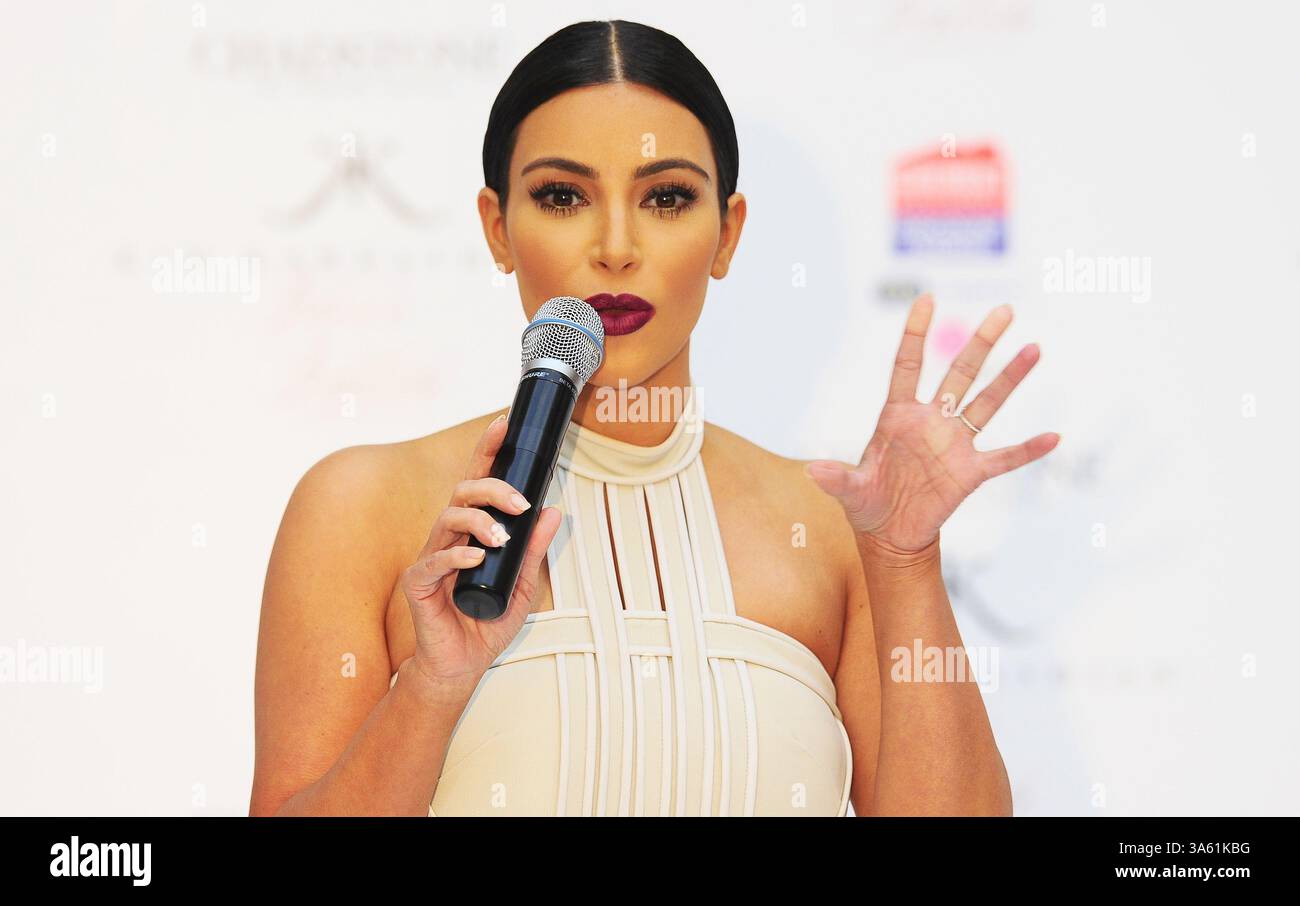 19. November 2014 – Melbourne, Victoria, Australien – Kim Kardashian bei der Markteinführung ihres neuen Parfums Fleur Fatale im Chadstone Shopping Centre in Melbourne, Australien. (Kreditbild: © Theo Karanikos/ZUMA Wire) Stockfoto