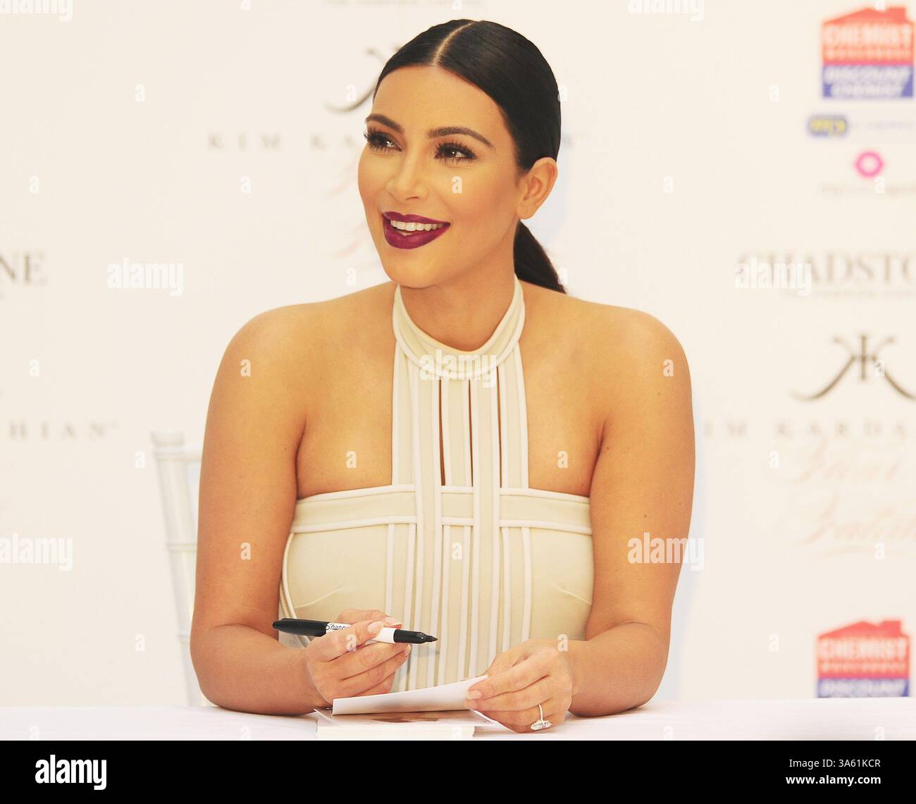 November 2014 – Melbourne, Victoria, Australien – KIM KARDASHIAN bei der Einführung ihres neuen Parfums „Fleur Fatale“ im Chadstone Shopping Centre. (Kreditbild: © Theo Karanikos/ZUMA Wire) Stockfoto