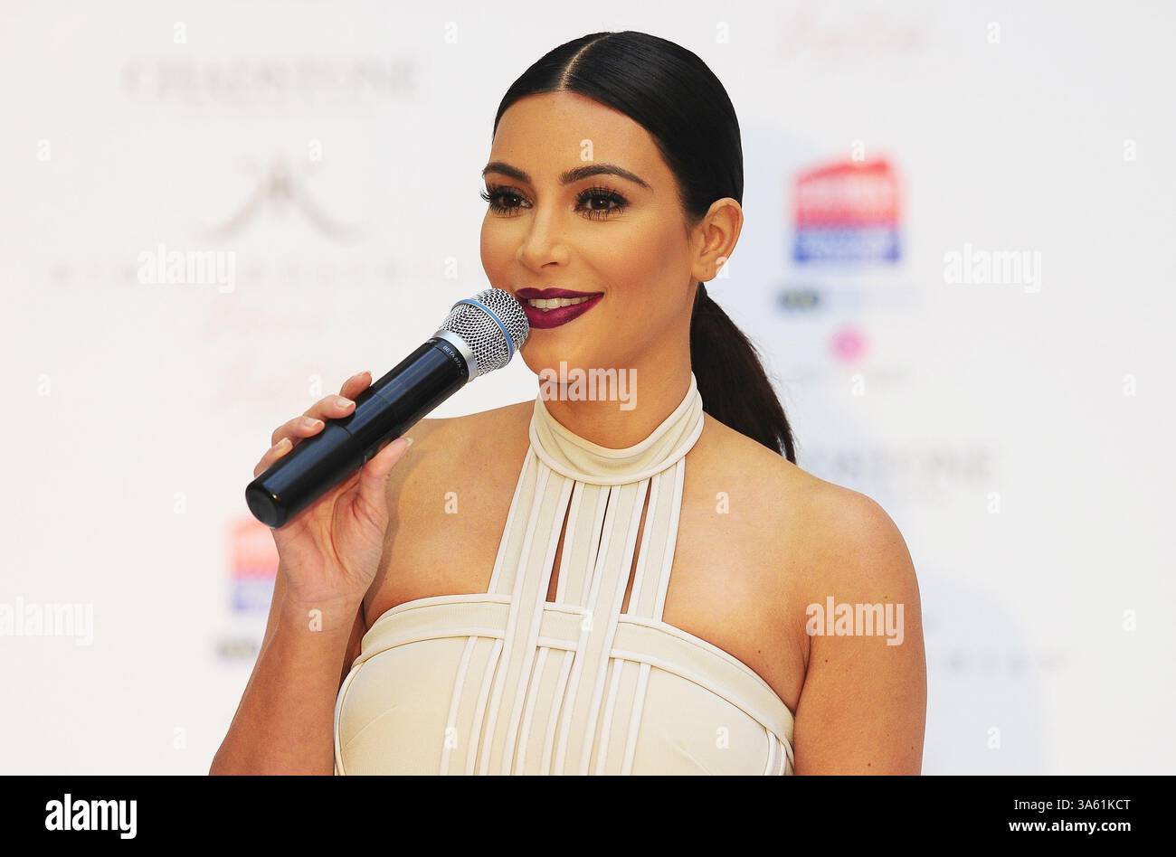 19. November 2014 – Melbourne, Victoria, Australien – Kim Kardashian bei der Markteinführung ihres neuen Parfums Fleur Fatale im Chadstone Shopping Centre in Melbourne, Australien. (Kreditbild: © Theo Karanikos/ZUMA Wire) Stockfoto