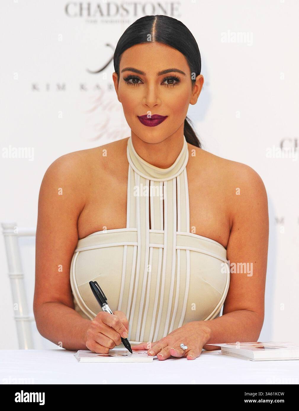 19. November 2014 – Melbourne, Victoria, Australien – Kim Kardashian bei der Markteinführung ihres neuen Parfums Fleur Fatale im Chadstone Shopping Centre in Melbourne, Australien. (Kreditbild: © Theo Karanikos/ZUMA Wire) Stockfoto