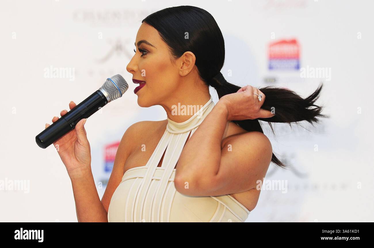19. November 2014 – Melbourne, Victoria, Australien – KIM KARDASHIAN flippt ihre Haare während der Einführung ihres neuen Parfums „Fleur Fatale“ im Chadstone Shopping Centre. (Kreditbild: © Theo Karanikos/ZUMA Wire) Stockfoto