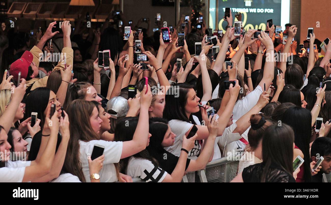 19. November 2014 – Melbourne, Victoria, Australien – Fans versuchen, Fotos von Kim Kardashian bei der Einführung ihres neuen Parfums Fleur Fatale im Chadstone Shopping Centre in Melbourne, Australien zu machen. (Kreditbild: © Theo Karanikos/ZUMA Wire) Stockfoto