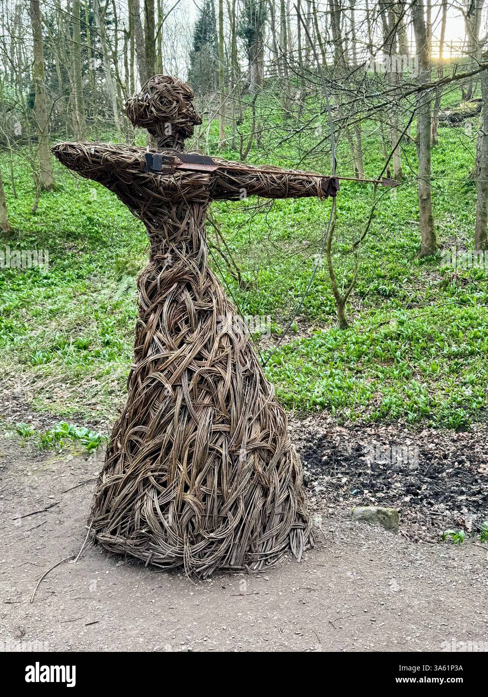 Die Weidenskulptur „The Huntress“ oder „Spirit of the Medieval Huntress“ in Skipton Castle Woods. Von Anna Cross, 2018. Stockfoto