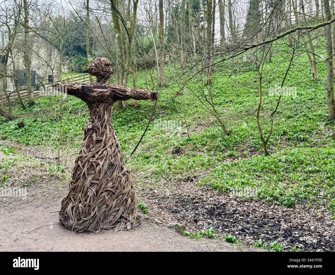 Die Weidenskulptur „The Huntress“ oder „Spirit of the Medieval Huntress“ in Skipton Castle Woods. Von Anna Cross, 2018. Stockfoto