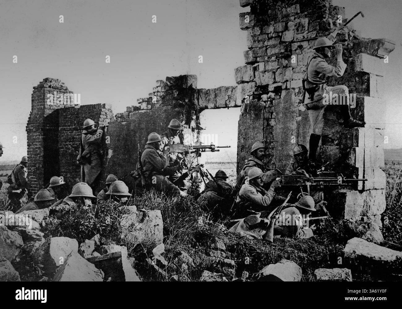 IN DER NÄHE VON REIMS, FRANKREICH, um den 15. Juli 1918, verteidigen Soldaten der Vierten Armee eine Position in den Ruinen einer Kirche in der Nähe des Flusses Marne Stockfoto