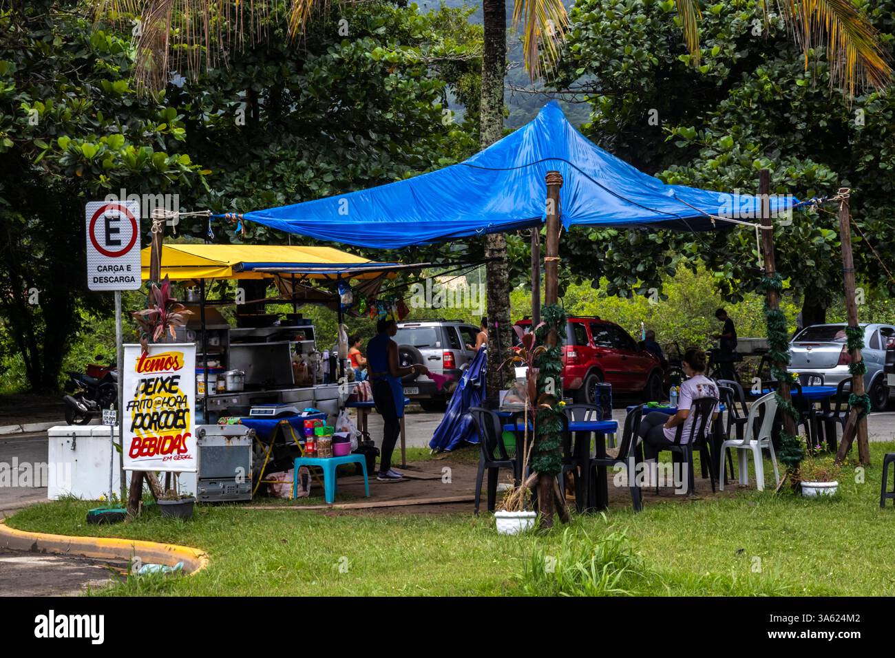 Peruibe, Sao Paulo, Brasilien. 17. Januar 2025, in der Nähe des Fischmarktes von Peruibe, Stand mit bunten Zelten. Lokaler Handel, Fischerei, Tourismus, Brasilien. In Stockfoto
