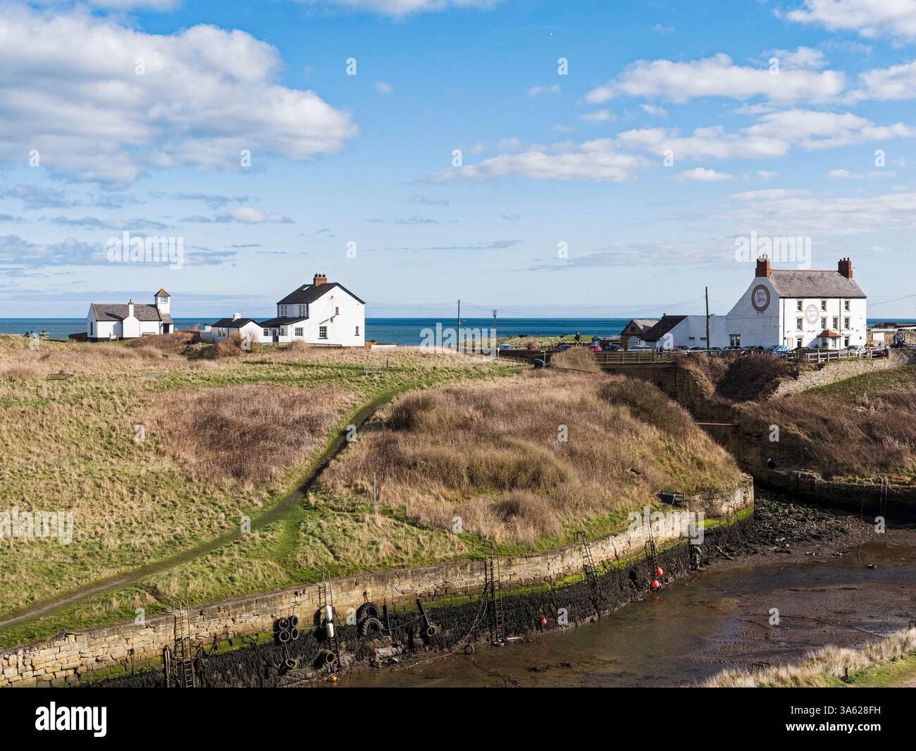 Hafen am Seaton Sluice, Northumberland, Großbritannien mit Wachturm und Kings Arms. Stockfoto