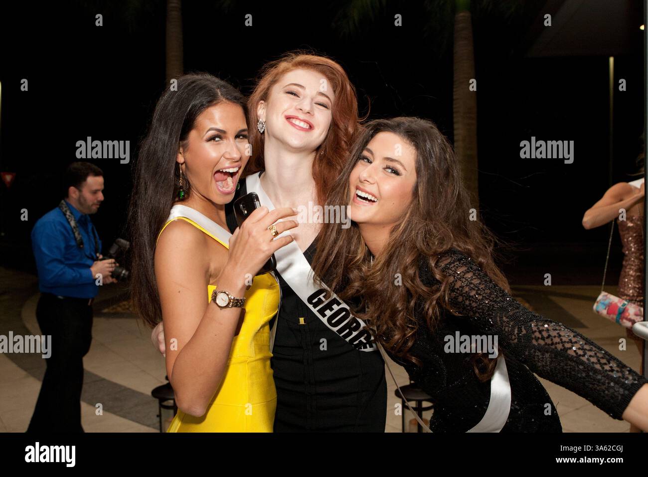 Januar 2015 - Doral-Miami, Florida, USA - Anissa Blondin, Miss Belgien 2014; Ana Zubashvili, Miss Georgia 2014; und Saly Greige, Miss Lebanon 2014; posieren Sie für Fotos im Harvest Delight Restaurant. (Bild: © Richard D. Salyer/Miss Universe Organization/ZUMAPRESS.com) Stockfoto