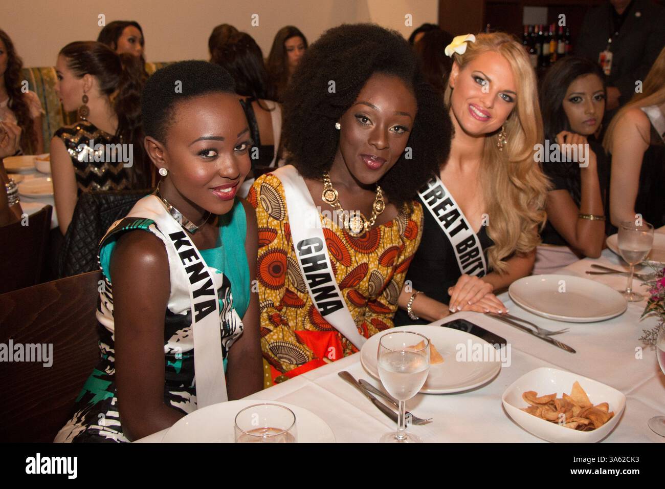 Januar 2015 - Doral-Miami, Florida, USA - Gaylyne Ayugi, Miss Kenya 2014; Abena Appiah, Miss Ghana 2014; und Grace Levy, Miss Great Britain 2014; im Harvest Delight Restaurant. (Abbildung: © Joseph Mainhart/Miss Universe Organization/ZUMAPRESS.com) Stockfoto