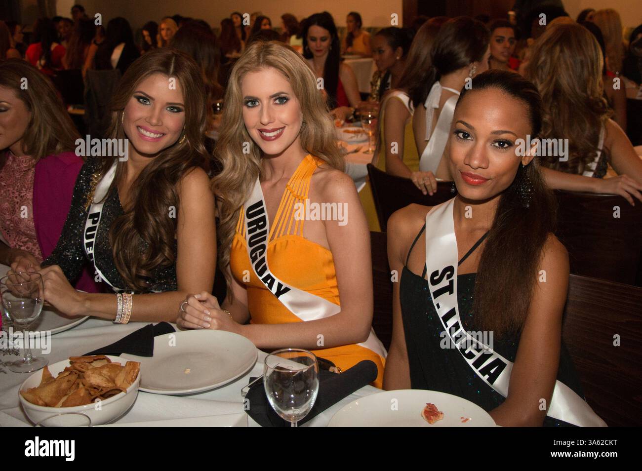 Januar 2015 - Doral-Miami, Florida, USA - Gabriela Berrios, Miss Puerto Rico 2014; Johana Riva Garabetian, Miss Uruguay 2014; und Roxanne Didier-Nicholas, Miss St. Lucia 2014; im Harvest Delight Restaurant. (Abbildung: © Joseph Mainhart/Miss Universe Organization/ZUMAPRESS.com) Stockfoto