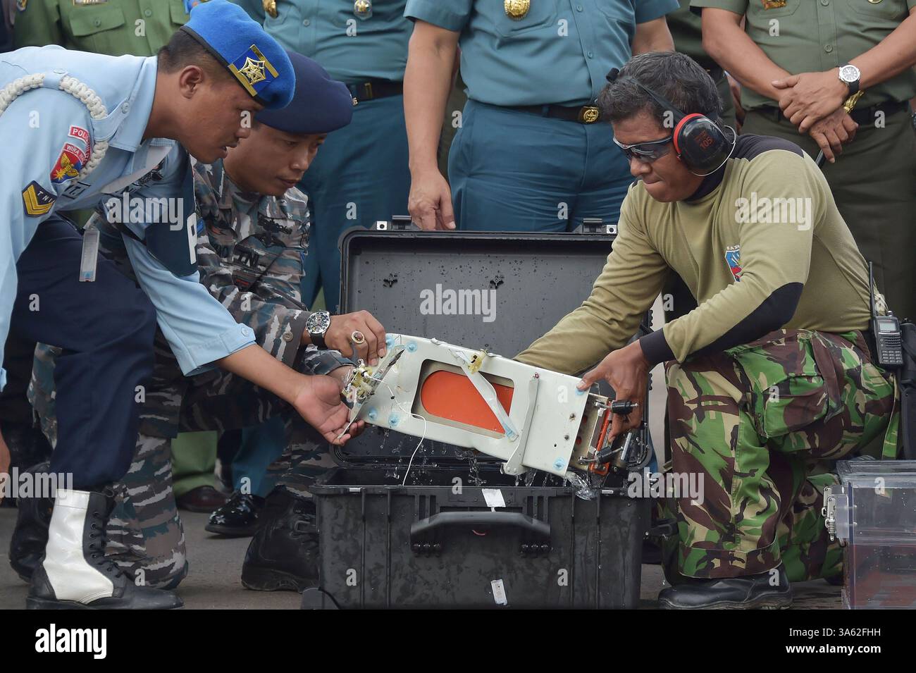 12. Januar 2015 - an Bord von Banda Aceh, INDONESIEN - INDONESISCHES Militär entfernt den Flugdatenschreiber des unglücklichen AirAsia-Fluges QZ8501 in einen richtigen Fall in Pangkalan Bun, Indonesien, Montag, 12. Januar 2015. Taucher holten am Montag eine Blackbox und fanden die andere aus dem Flugzeug AirAsia, das vor mehr als zwei Wochen abgestürzt war. Eine Schlüsselentwicklung, die den Forschern helfen sollte, herauszufinden, warum das Flugzeug in die Java-See stürzte. (Bild: © Prensa Internacional/ZUMA Wire) Stockfoto