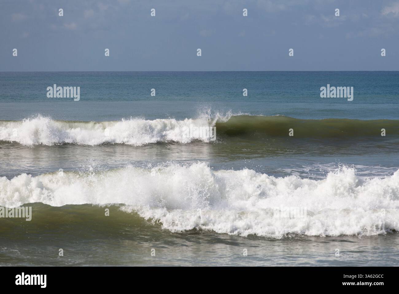 Wellen brechen am Ufer. Stockfoto Wellen brechen am Ufer. Stockfoto
