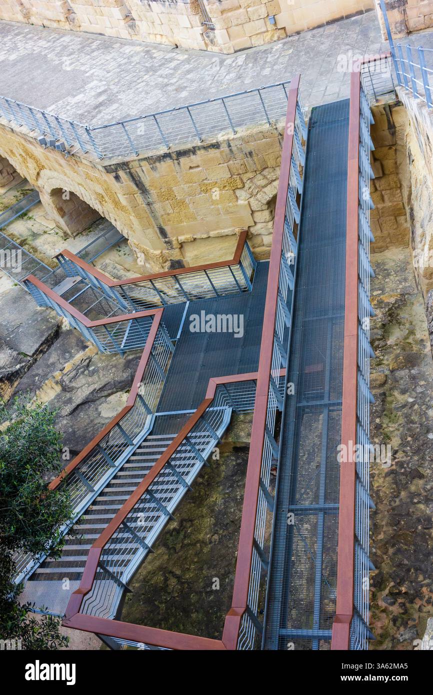 Modernes Treppenhaus und Pfad in der historischen Steinarchitektur Stockfoto