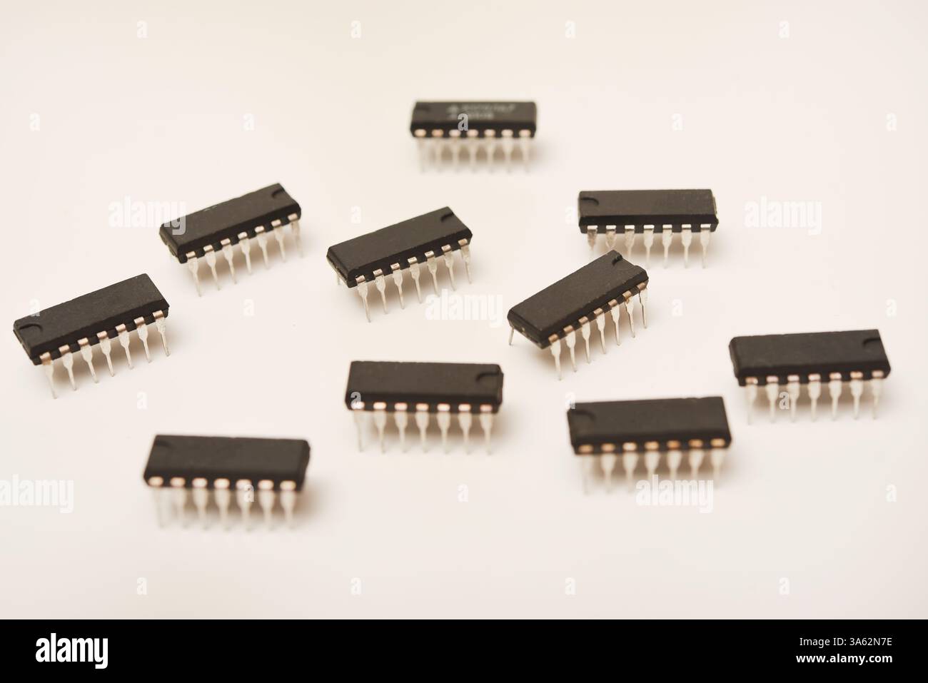 Ein Mikrocontroller auf weißem Hintergrund. Ein elektronischer Chip in einem Kunststoffkoffer. Stockfoto