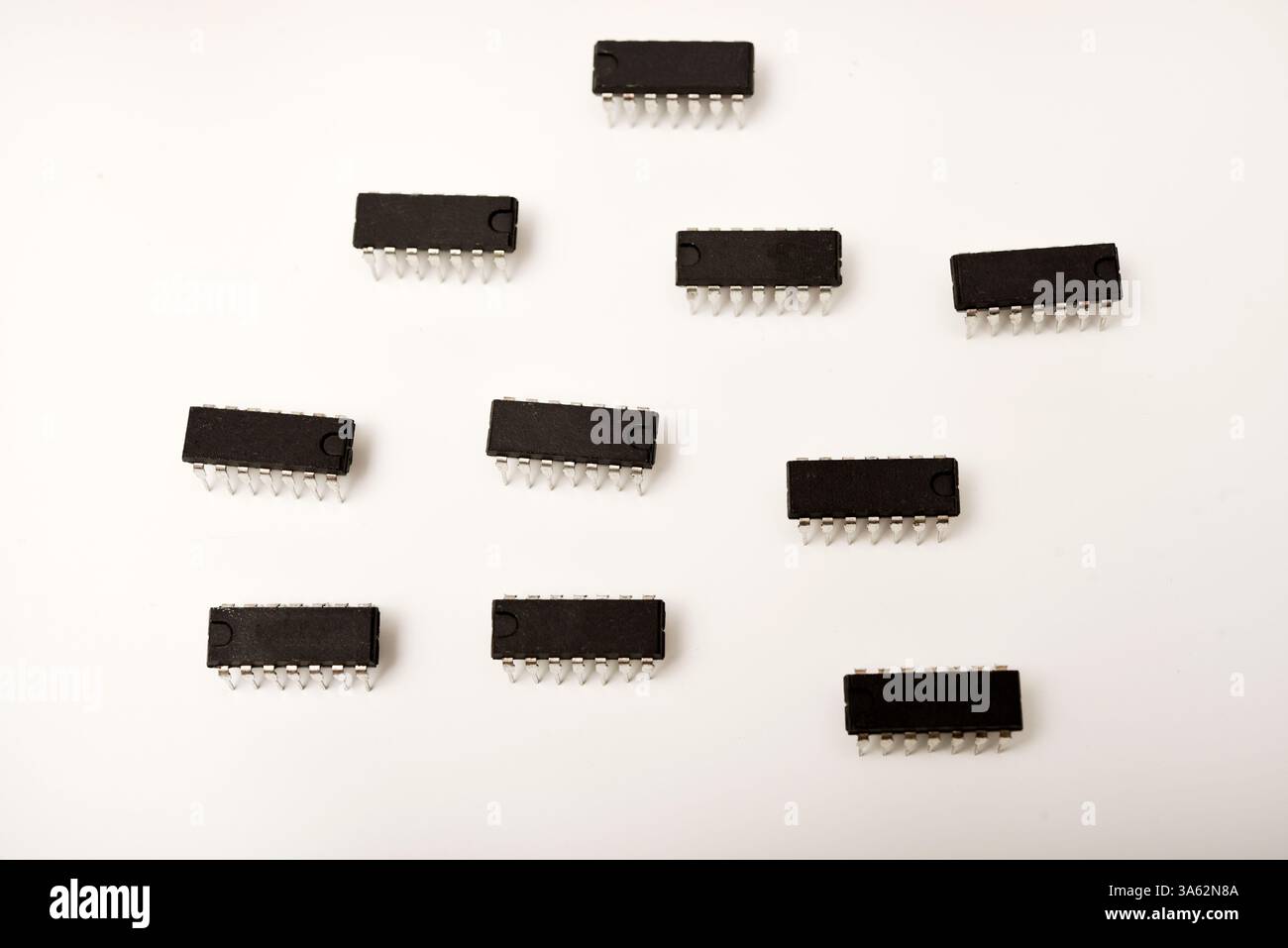 Ein Mikrocontroller auf weißem Hintergrund. Ein elektronischer Chip in einem Kunststoffkoffer. Stockfoto