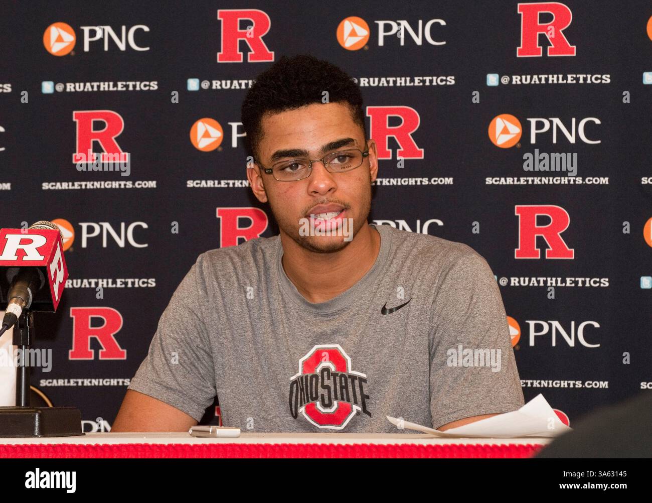 8. Februar 2015 - Piscataway, New Jersey, USA - Ohio State's Guard D'Angelo Russell (0) stellt Medienfragen nach der Big 10 Conference Basketball Action zwischen den Rutgers Scarlet Knights und den Ohio State Buckeyes im Louis Brown Athletic Center (The RAC) in Piscataway, New Jersey. Ohio State besiegte Rutgers 79–60. Russell ist der erste Neuling, der dieses Jahr ein Triple Double in den Big Ten machte. (Bild: © Duncan Williams/Cal Sport Media/ZUMAPRESS.com) Stockfoto 8. Februar 2015 - Piscataway, New Jersey, USA - Ohio State's Guard D'Angelo Russell (0) stellt Medienfragen nach der Big 10 Conference Basketball Action zwischen den Rutgers Scarlet Knights und den Ohio State Buckeyes im Louis Brown Athletic Center (The RAC) in Piscataway, New Jersey. Ohio State besiegte Rutgers 79–60. Russell ist der erste Neuling, der dieses Jahr ein Triple Double in den Big Ten machte. (Bild: © Duncan Williams/Cal Sport Media/ZUMAPRESS.com) Stockfoto