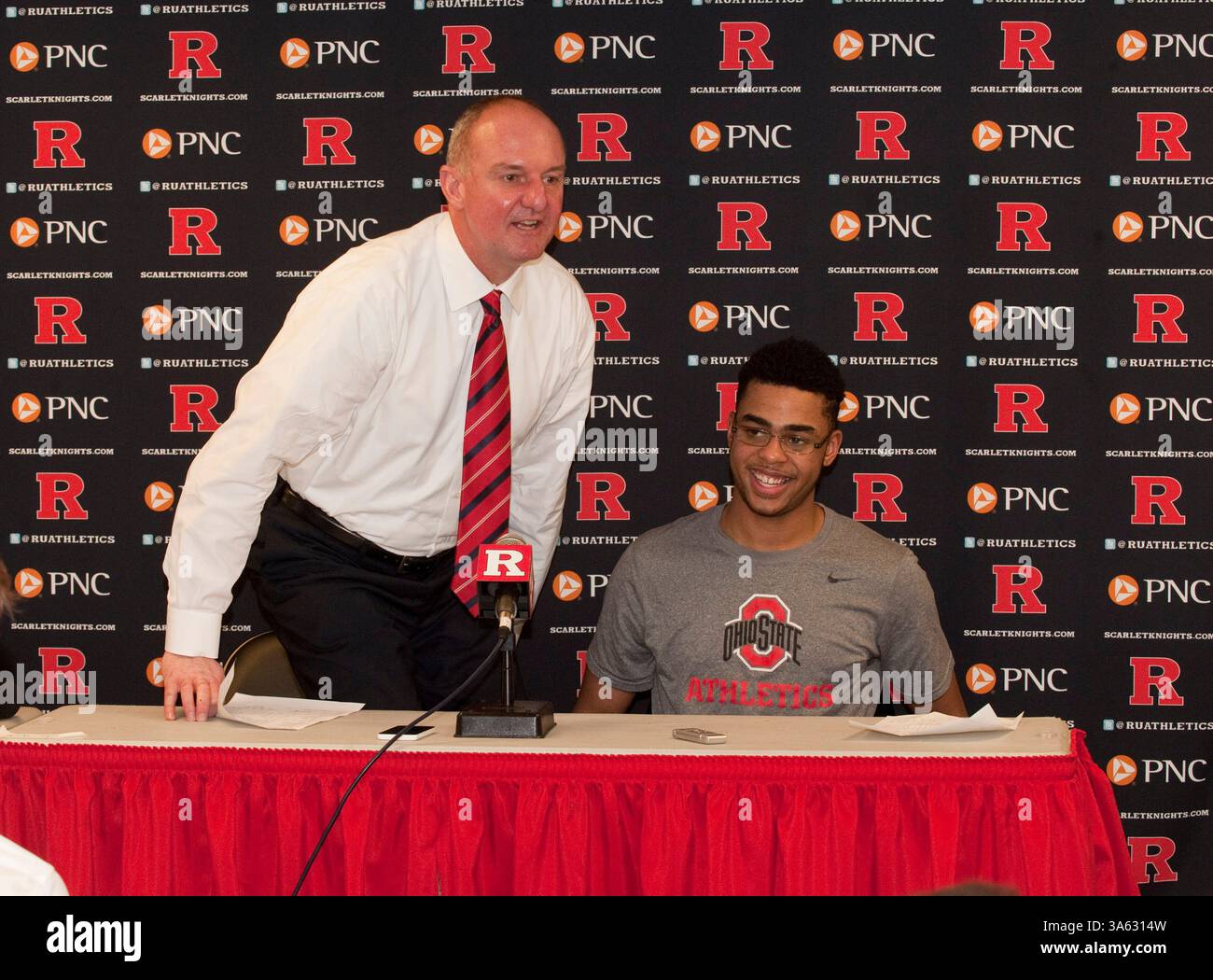 8. Februar 2015 - Piscataway, New Jersey, USA - Ohio State Cheftrainer Thad Matta und Guard D'Angelo Russell (0) beantworten Medienfragen nach der Big 10 Conference Basketball Action zwischen den Rutgers Scarlet Knights und den Ohio State Buckeyes im Louis Brown Athletic Center (The RAC) in Piscataway, New Jersey. Ohio State besiegte Rutgers 79–60. Russell ist der erste Neuling, der dieses Jahr ein Triple Double in den Big Ten machte. (Bild: © Duncan Williams/Cal Sport Media/ZUMAPRESS.com) Stockfoto 8. Februar 2015 - Piscataway, New Jersey, USA - Ohio State Cheftrainer Thad Matta und Guard D'Angelo Russell (0) beantworten Medienfragen nach der Big 10 Conference Basketball Action zwischen den Rutgers Scarlet Knights und den Ohio State Buckeyes im Louis Brown Athletic Center (The RAC) in Piscataway, New Jersey. Ohio State besiegte Rutgers 79–60. Russell ist der erste Neuling, der dieses Jahr ein Triple Double in den Big Ten machte. (Bild: © Duncan Williams/Cal Sport Media/ZUMAPRESS.com) Stockfoto